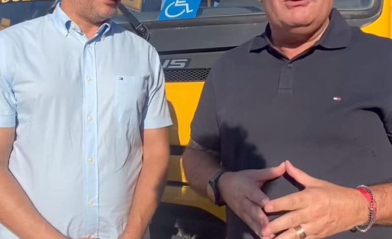 CIDADES DE GUANAMBI E BRUMADO RECEBEM ÔNIBUS ECOLAR ATRAVÉS DE EMENDAS DO DEPUTADO ESTADUAL FELIPE DUARTE