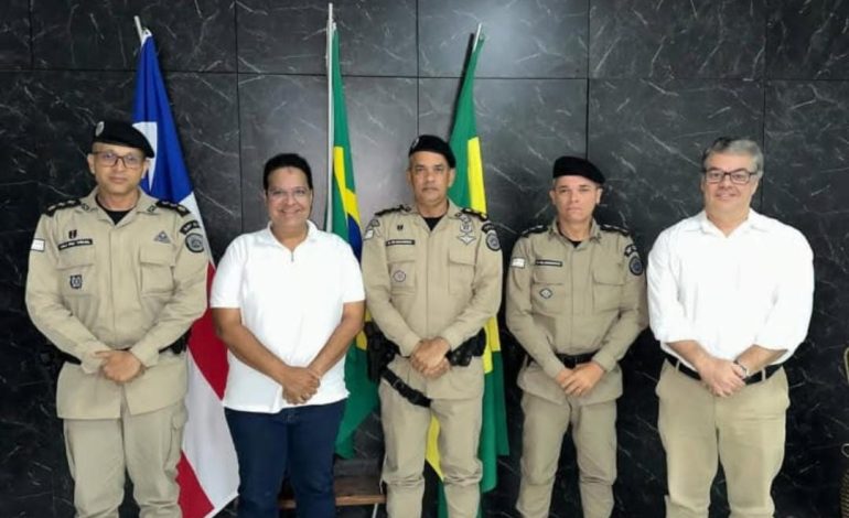 O PREFEITO EURES RIBEIRO SE REÚNE COM O COMANDO DA 38° CIPM AFIM DE PROMOVER A SEGURANÇA PARA O POVO DE BOM JESUS DA LAPA