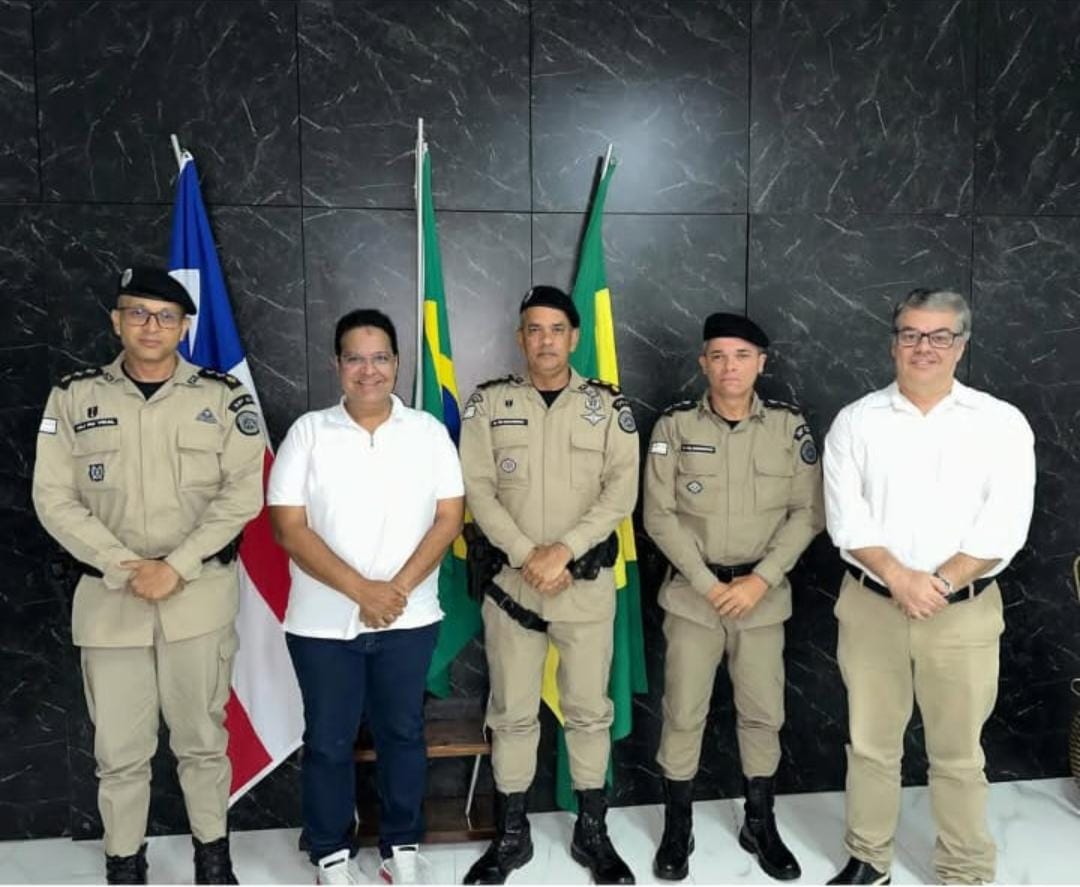 O PREFEITO EURES RIBEIRO SE REÚNE COM O COMANDO DA 38° CIPM AFIM DE PROMOVER A SEGURANÇA PARA O POVO DE BOM JESUS DA LAPA