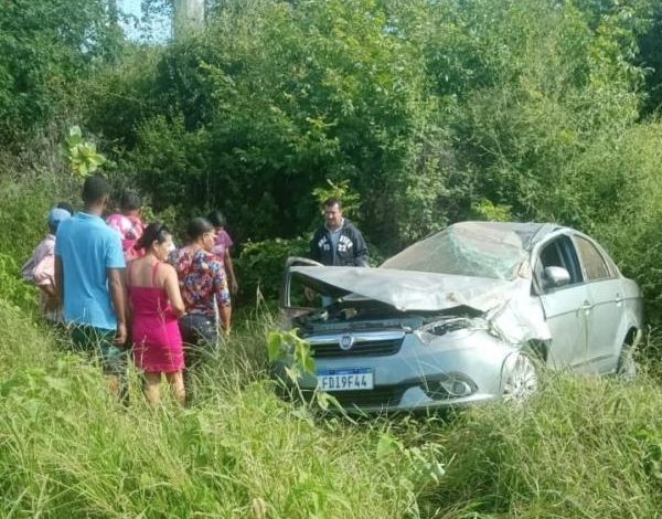 Carro capota com cinco pessoas após condutora perder controle da direção na BR-030, em Guanambi.