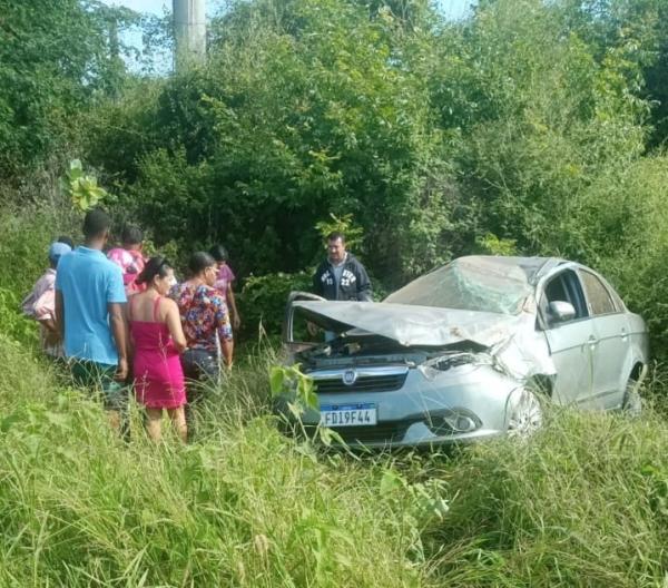 Carro capota com cinco pessoas após condutora perder controle da direção na BR-030, em Guanambi.