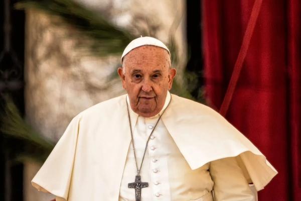 Papa Francisco está morrendo e já recebeu extrema-unção, diz jornal italiano.