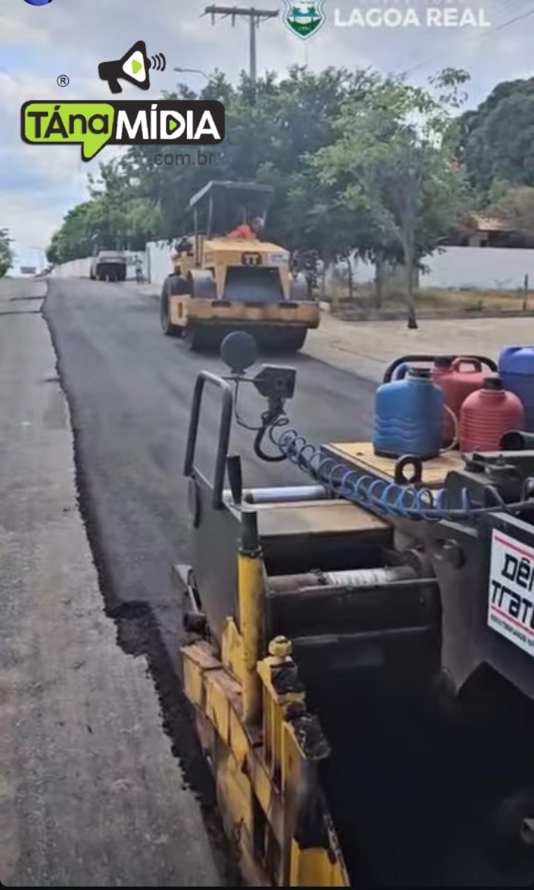 AVENIDA QUE DÁ ACESSO AO PARQUE DO VAQUEIRO EM LAGOA REAL RECEBE PAVIMENTAÇÃO ASFÁLTICA