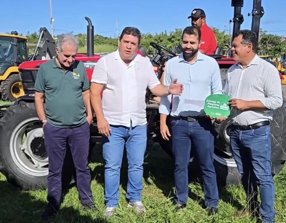 Marquinho Viana participa de entrega de trator agrícola no município de Abaíra