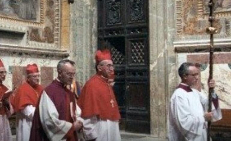 Vaticano informa que primeira fumaça do conclave deve aparecer às 14h desta quarta-feira.Se branca, a fumaça indica que um nome foi escolhido para assumir o papado. No entanto, se a fumaça for preta, significa que a votação irá continuar