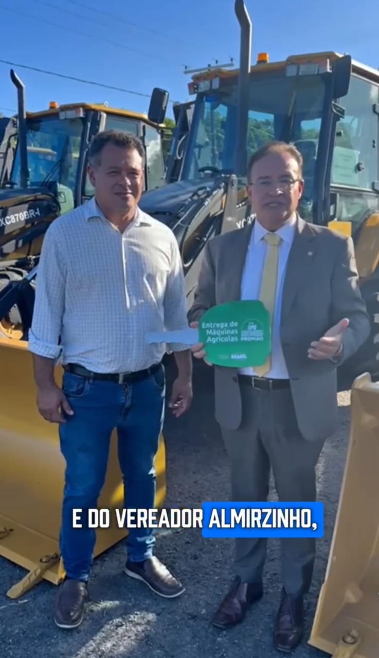 PARCERIA ENTRE O DEPUTADO ESTADUAL FELIPE DUARTE, VEREADOR ALMIR BRITO E PREFEITO VALTECIO AGUIAR CONTEMPLA CAETITÉ COM UM RETROESCAVADEIRA QUE DARÁ SUPORTE AO MUNICÍPIO
