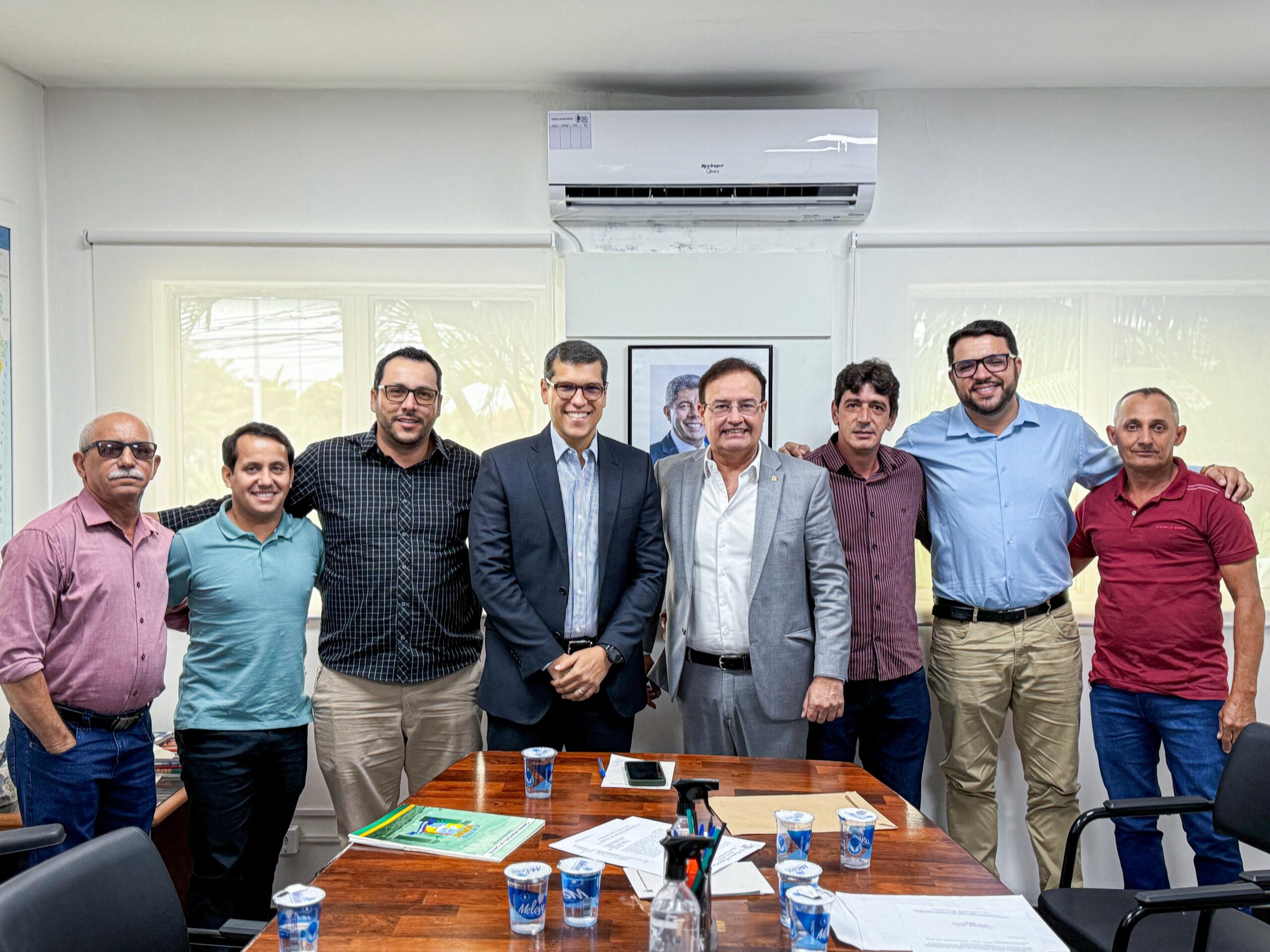 DEPUTADO ESTADUAL FELIPE DUARTE CUMPRE AGENDA EM SALVADOR E PARTICIPA DE REUNIÃO NA CERB ACOMPANHADO DE VEREADORES DE CAETITÉ