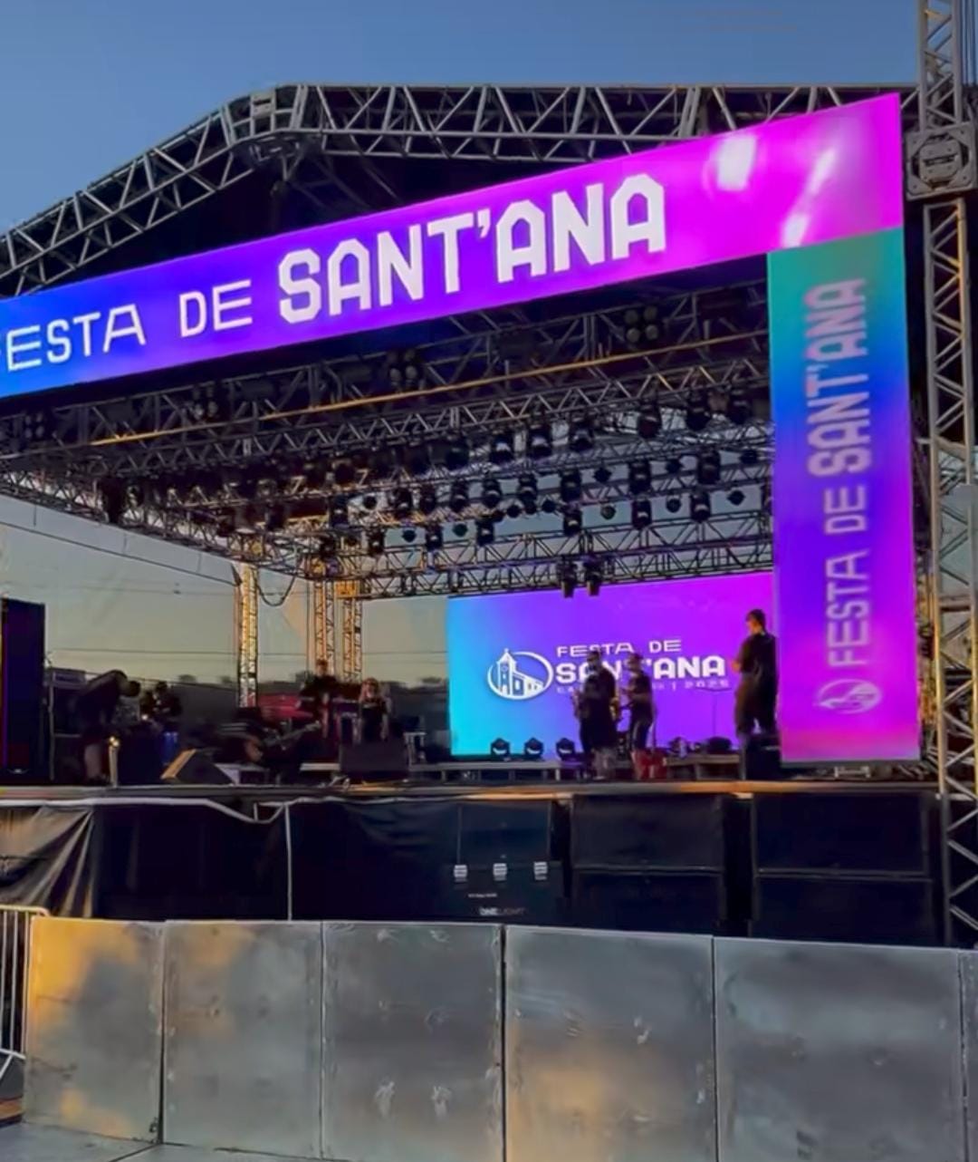 SOM DO PALCO PRINCIPAL DA FESTA DE SANTANA GERA CRÍTICAS, E TAL SOM ESCLARECE NÃO SER RESPONSÁVEL
