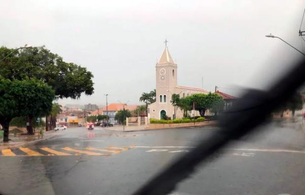 Inmet emite novo alerta de chuva forte para Caetité e mais de 220 municípios da Bahia.
