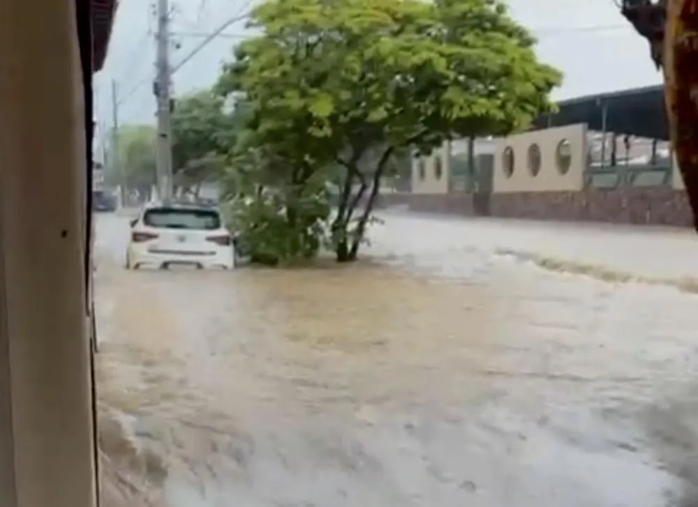 Chuva de 130 mm causa estragos em Ituaçu. Prefeito Phelipe Brito se solidariza com a população e já acionou a Defesa Civil do Estado.
