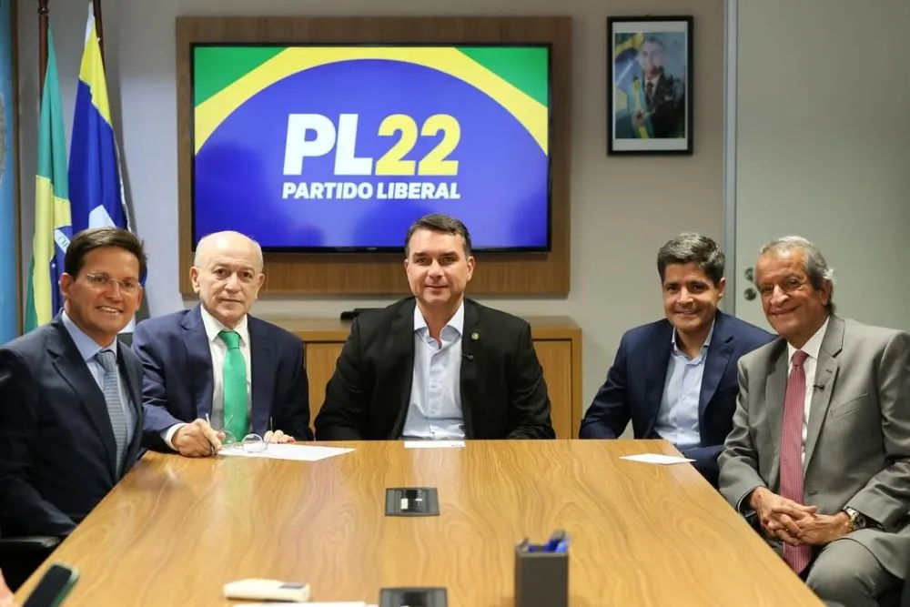 ACM Neto se reúne com Flávio Bolsonaro e discute possível aliança eleitoral na Bahia